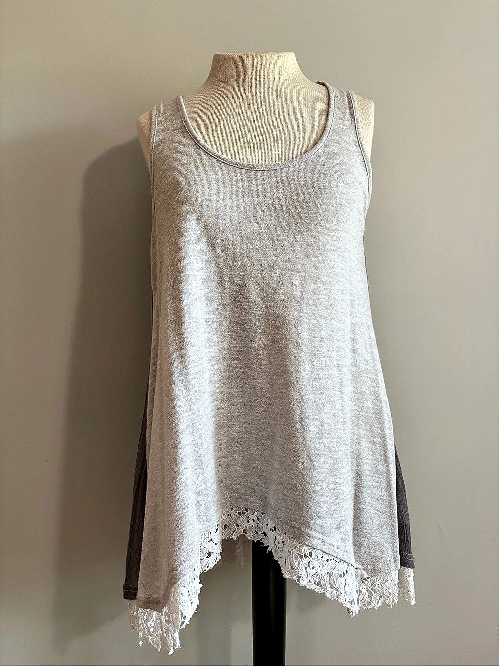 Lace Trim Tank Top in Gray & White